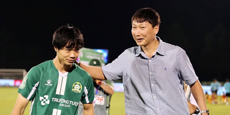 HLV Kim Sang Sik Có Hành Động Thân Mật Với Công Phượng - hình ảnh - fiixmvzyq.top HLV Kim Sang Sik Có Hành Động Thân Mật Với Công Phượng - hình ảnh - fiixmvzyq.top