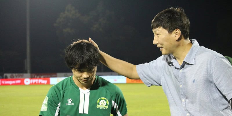 HLV Kim Sang Sik Có Hành Động Thân Mật Với Công Phượng - hình ảnh - fiixmvzyq.top HLV Kim Sang Sik Có Hành Động Thân Mật Với Công Phượng - hình ảnh - fiixmvzyq.top